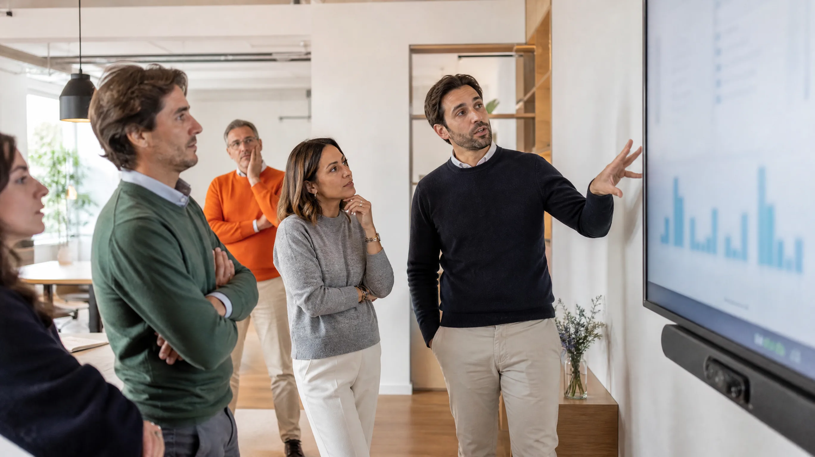 Equipa comercial em frente a um ecrã