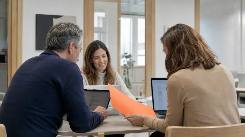 Equipa a trabalhar em conjunto com ferramentas digitais