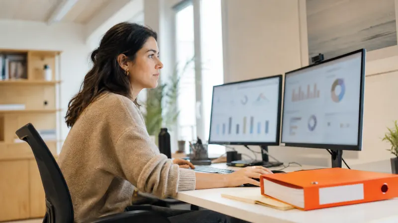 Profissional de marketing a analisar resultados de email