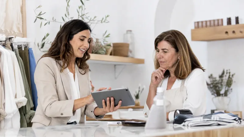 Consultor a apresentar um plano a um empresário
