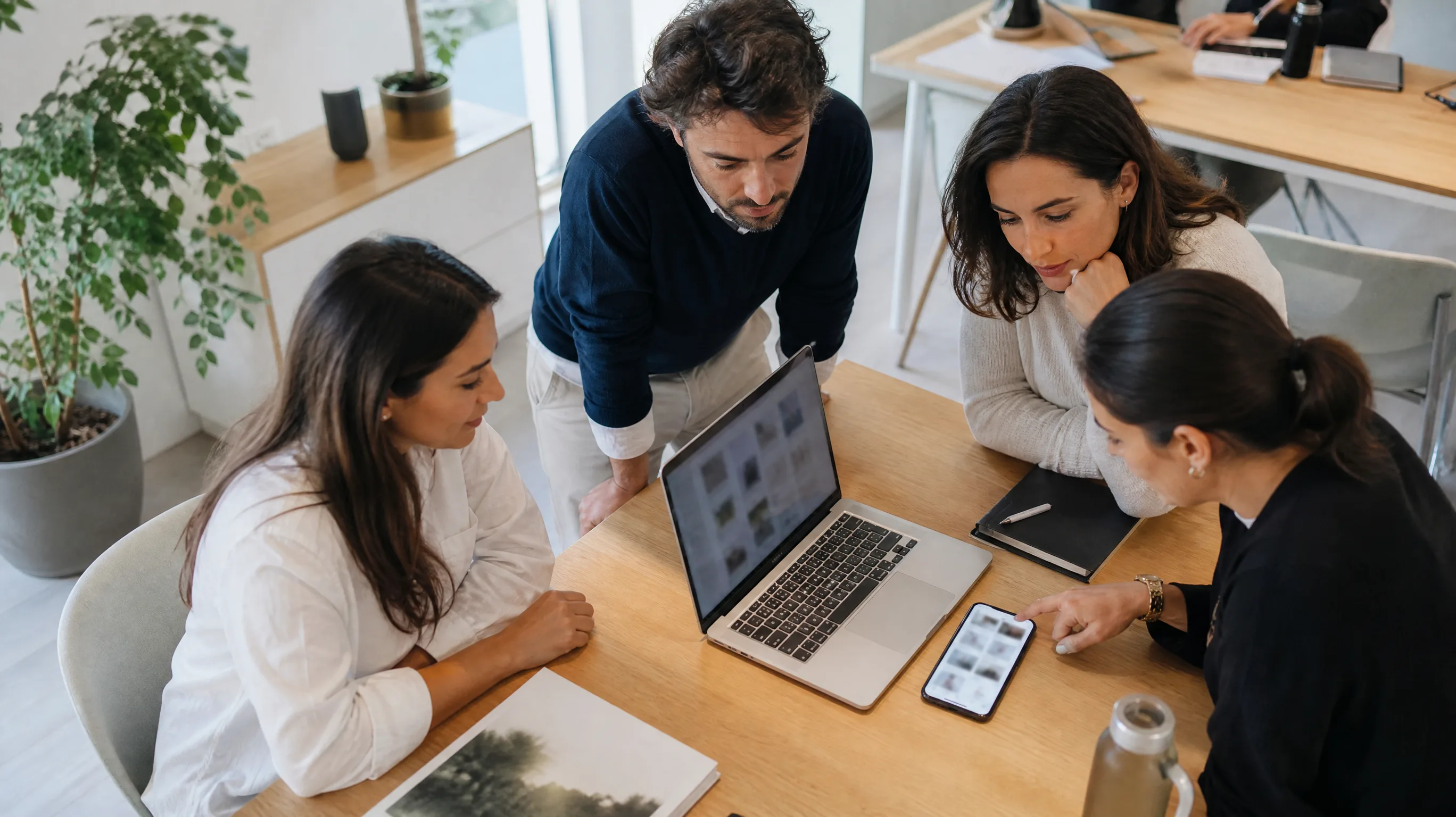 Secretária de marketing com portátil e telemóvel
