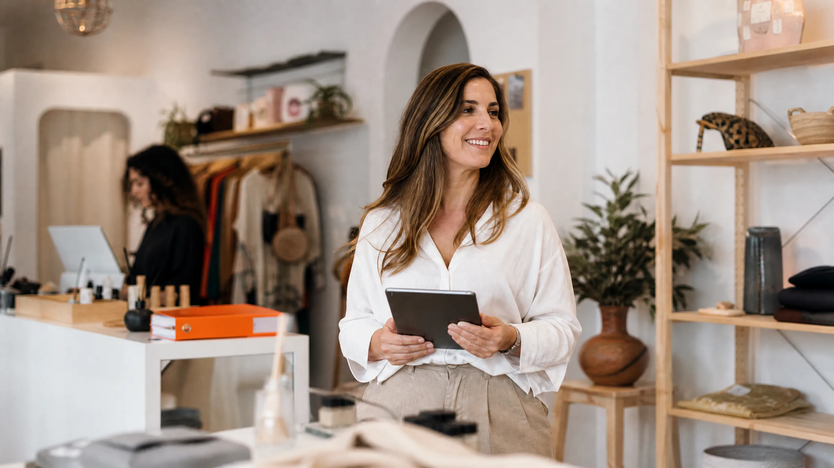Empresária a ver resultados de marketing no tablet